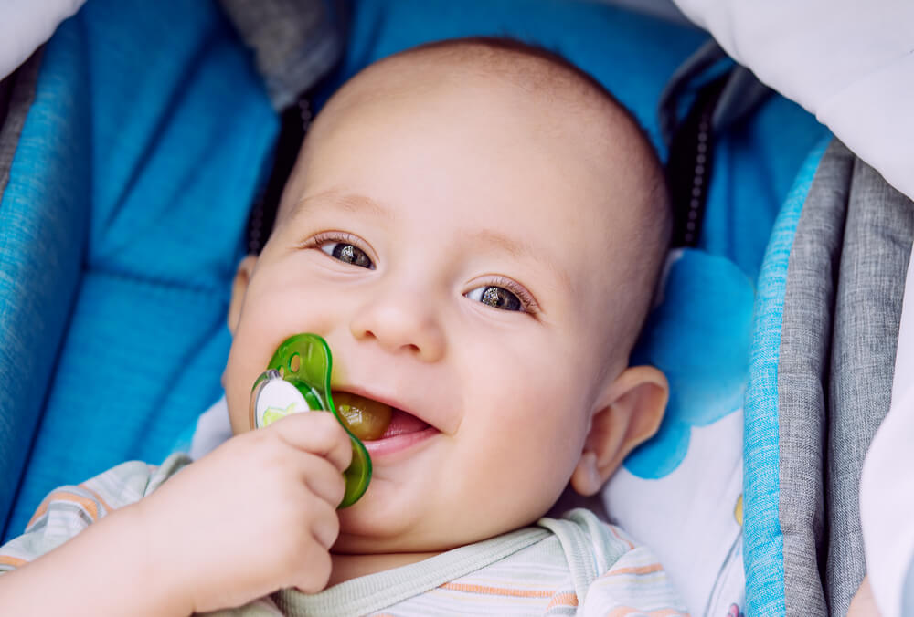 El uso del chupón en niños pequeños puede dañar el desarrollo de los dientes