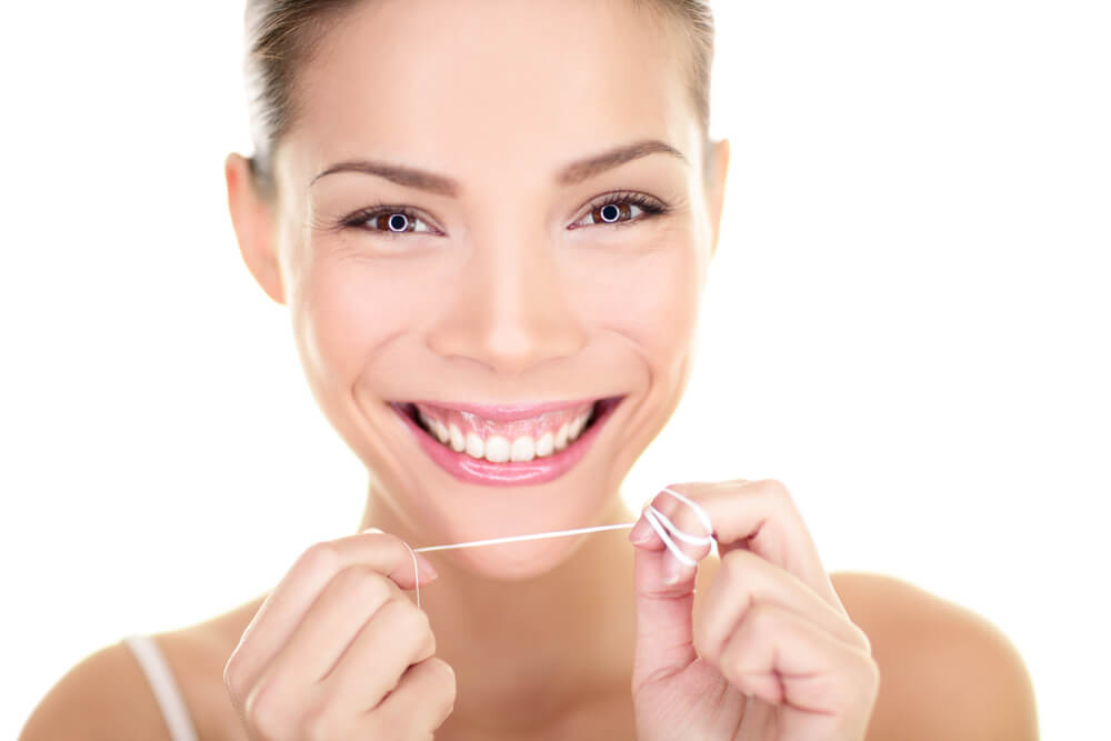 Cepíllese y use hilo dental con regularidad para una buena salud oral