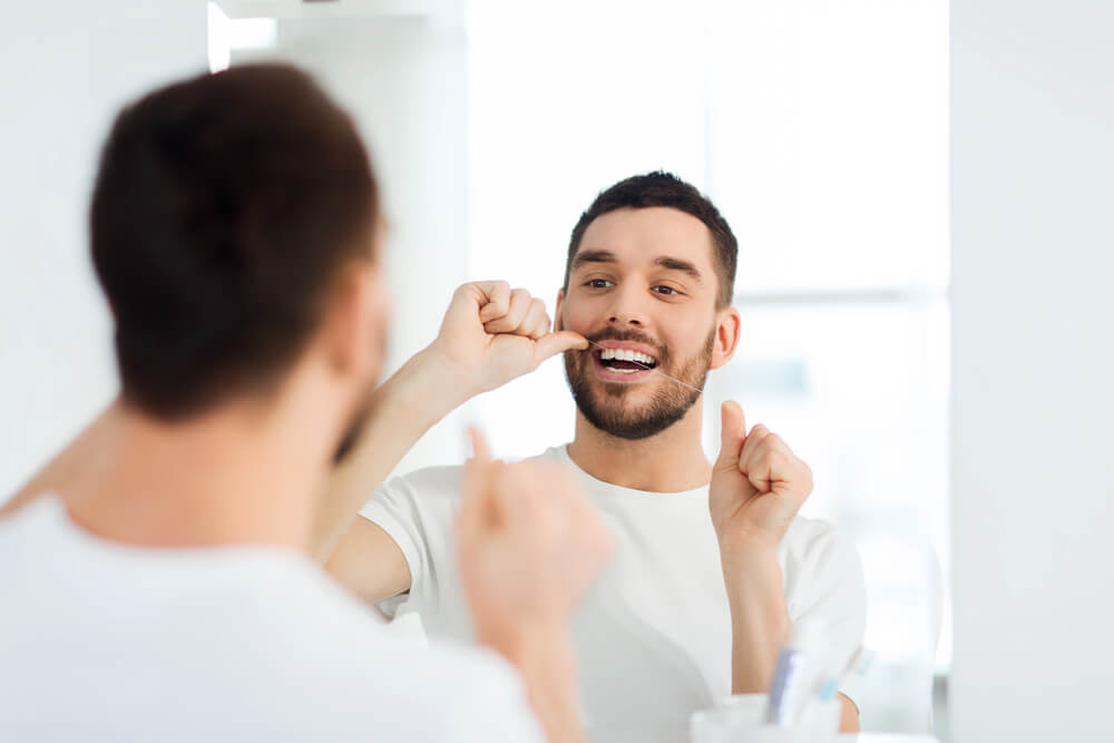 Usar hilo dental una vez al día ayuda a combatir la enfermedad de las encías y la caries