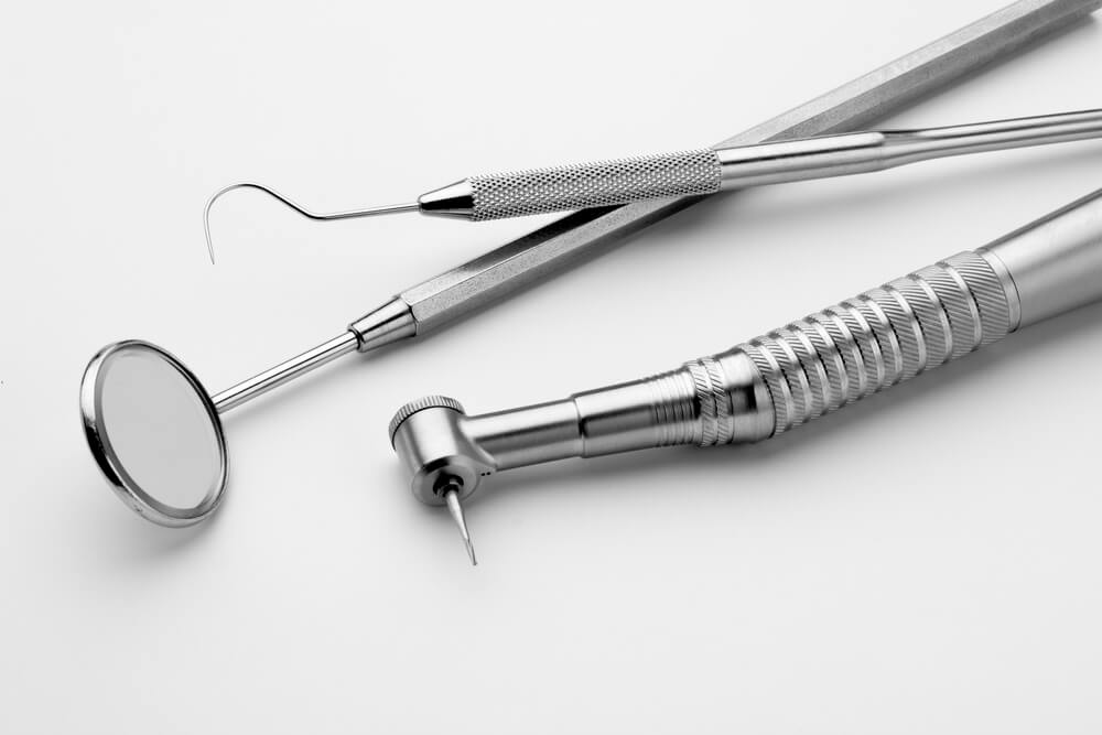 No intente esto en casa: evite el uso de instrumentos dentales de venta libre