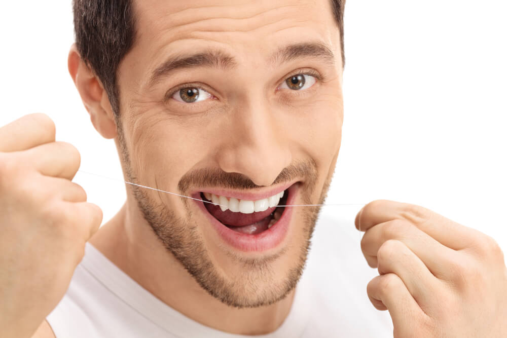 Cepillarse los dientes y usar hilo dental ayuda a combatir mejor la placa